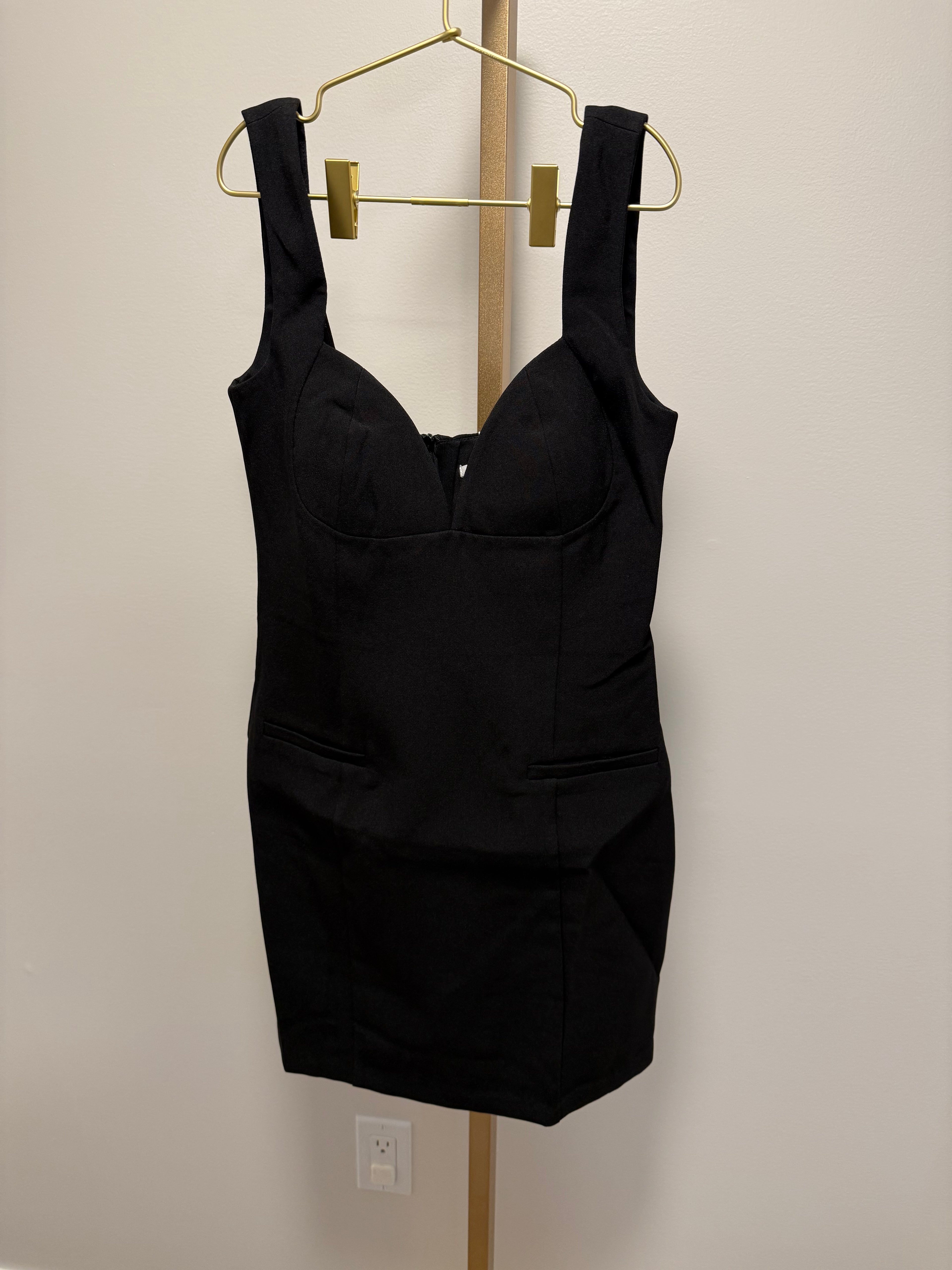 Little black dress energy.
Sizes S/M/L