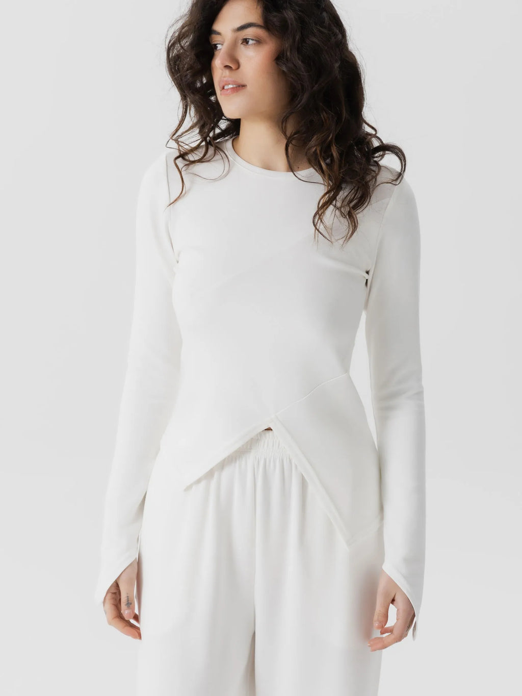 Clean lines and effortless vibes. 🕊️ Sometimes all you need is a monochrome look to feel your best.
Sizes:S/M